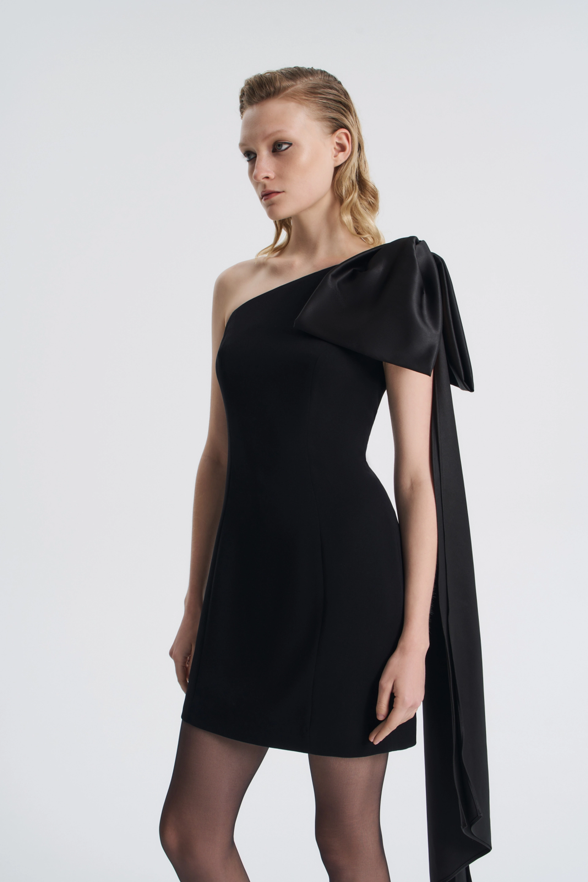 Платье на одно плечо с бантом