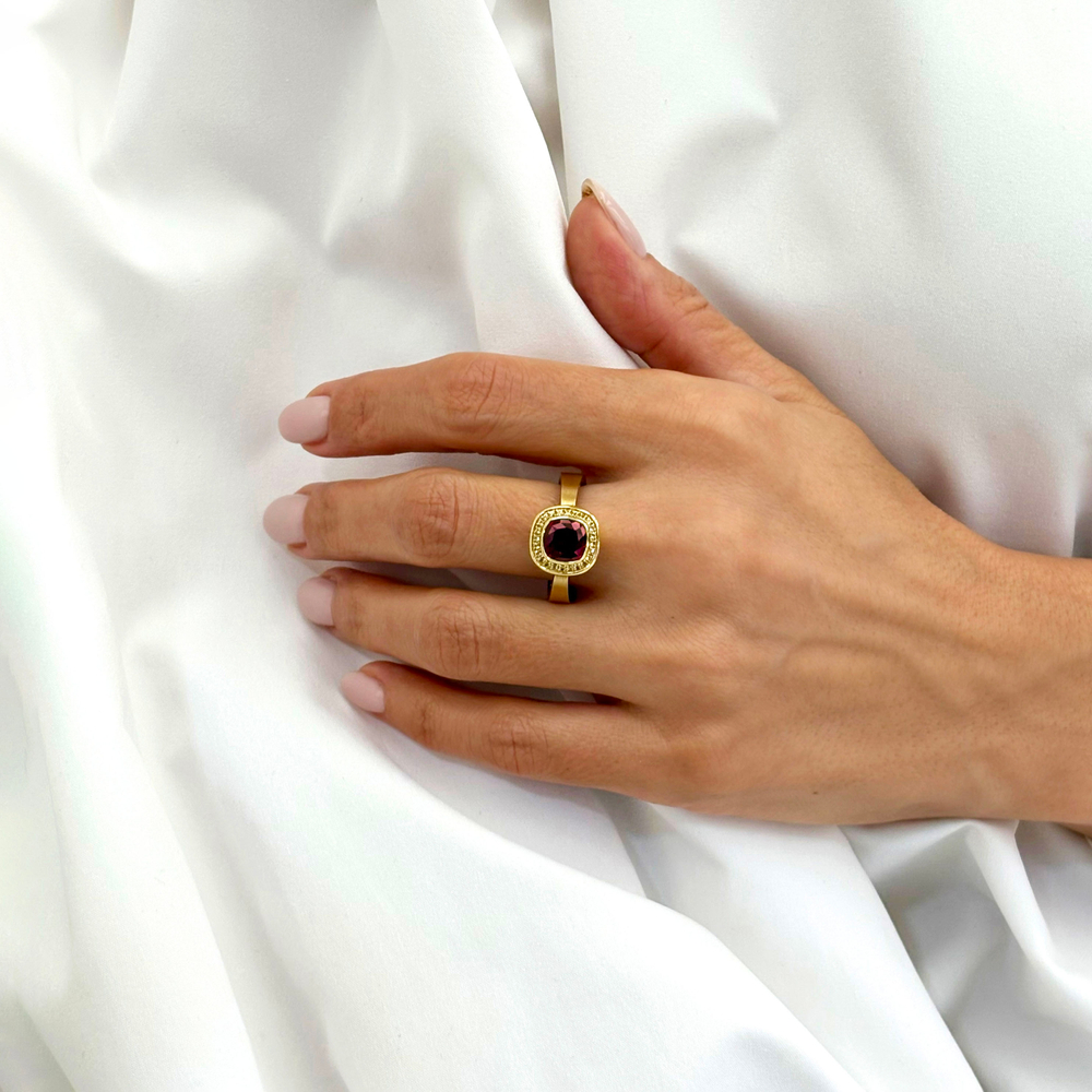 Кольцо с Гранатом и жёлтыми сапфирами, Эмаль, R0176-52/11