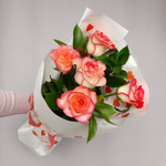 Букет для девушки нежный из 5 розоватых роз и рускуса, 50 см