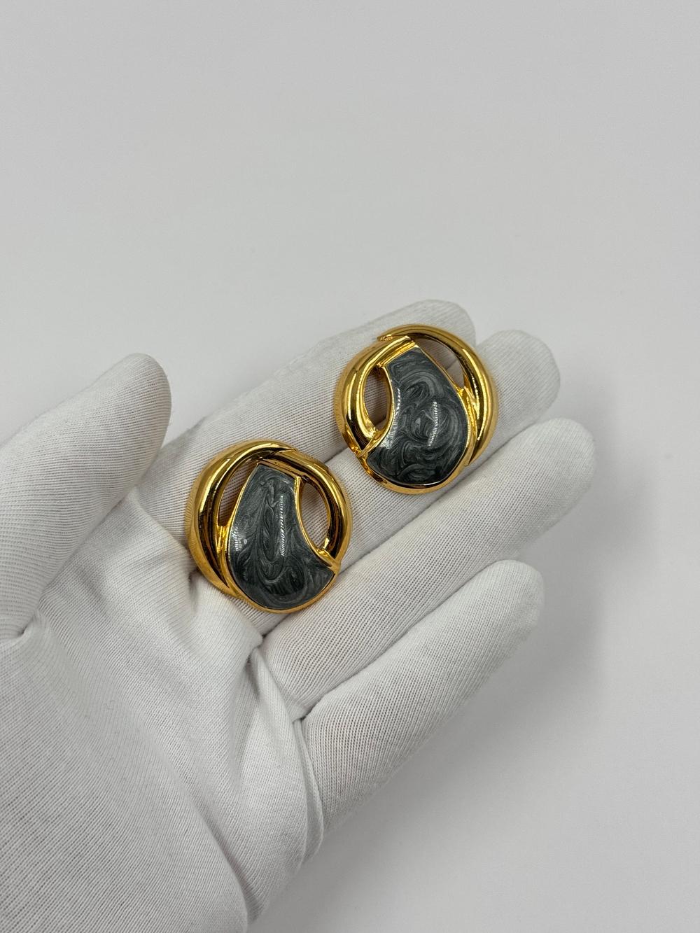Серьги с серой эмалью Avon
