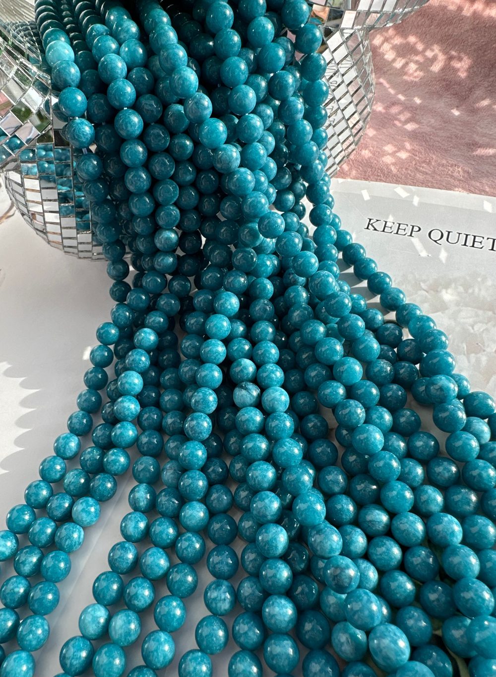 Нить бусин из тонированного кварца 8,4мм, гладкие