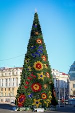 Светодинамическая елка каркасная - встроенная гирлянда: теплый свет - "Уральская" 14 м