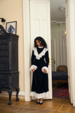 Платье макси из бархата с воротником-стойкой с кружевом