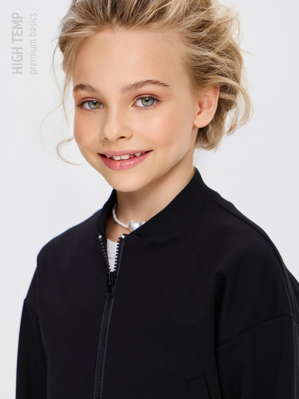 Укороченный бомбер из футера на молнии