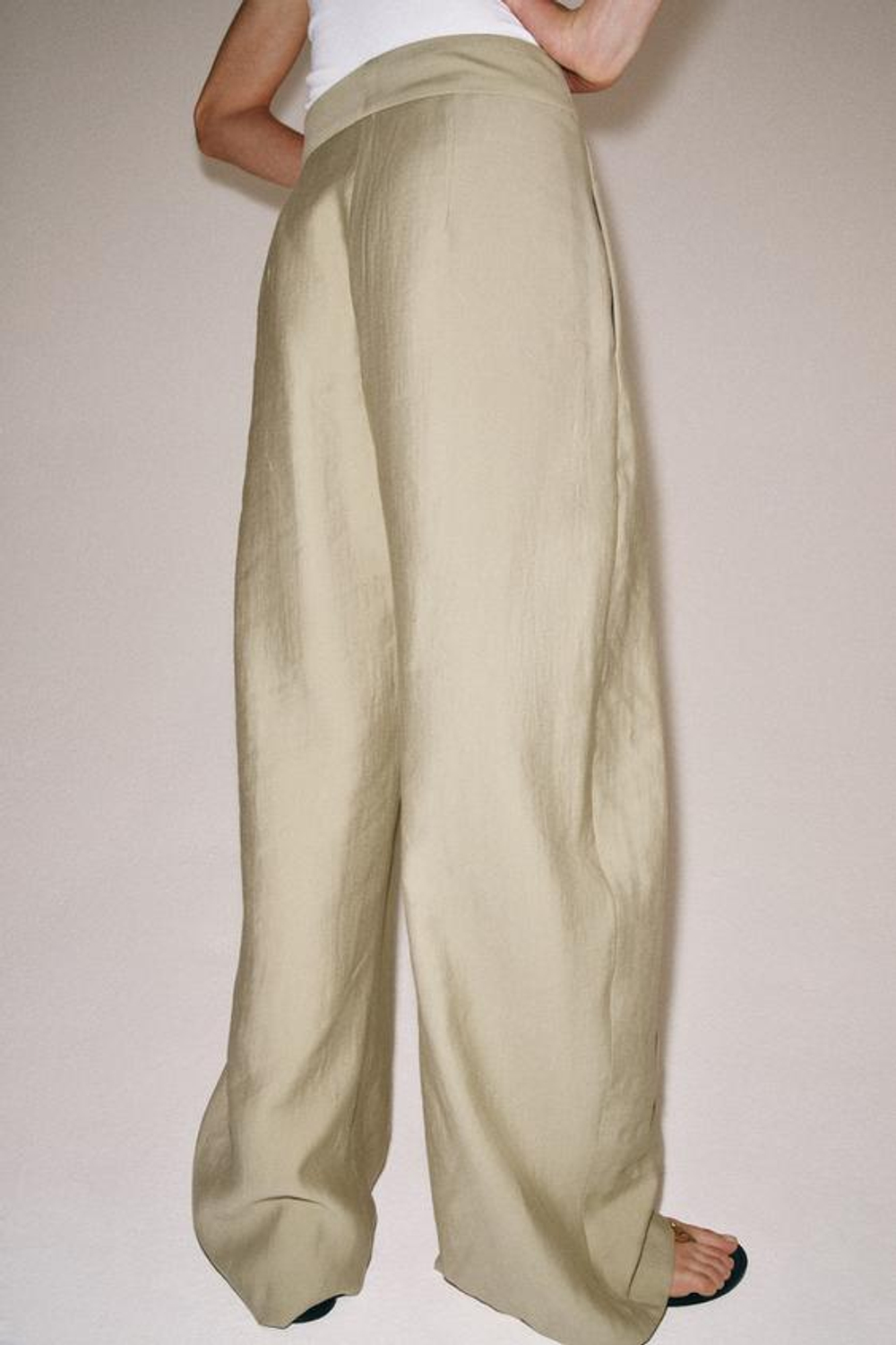 ZARA БРЮКИ WIDE-LEG С ЗАЩИПАМИ — ZW COLLECTION, СВЕТЛО-ОЛИВКОВЫЙ