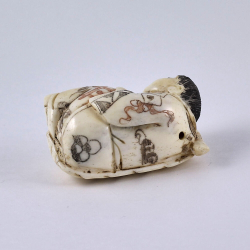 Нэцкэ Ребенок Карако на огромном листочке