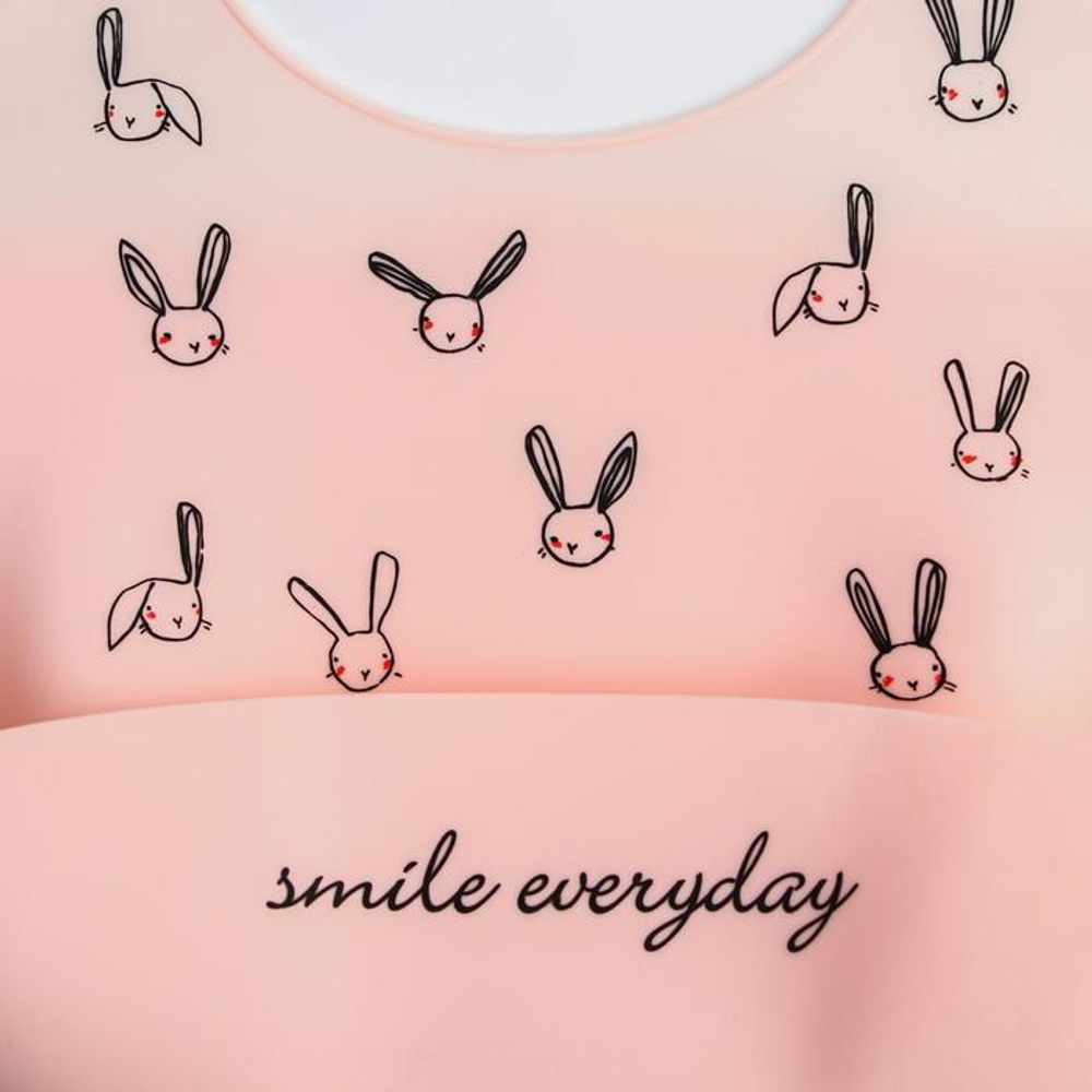 5385572 Нагрудник силиконовый, на кнопках, с карманом «Зайцы», цвет розовый