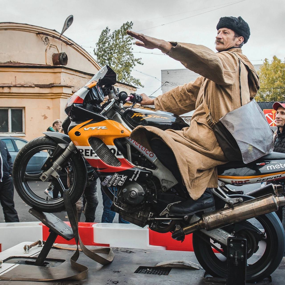 Обучение езде на заднем колесе мотоцикла