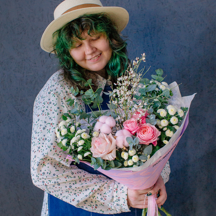 150. Нежный букет с пионовидной розой и хлопком