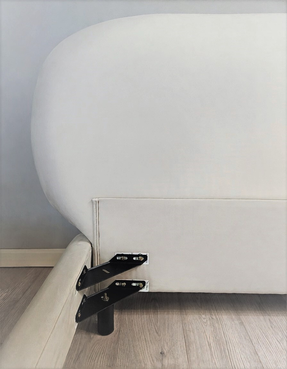 Двуспальная кровать с широким изголовьем Coco