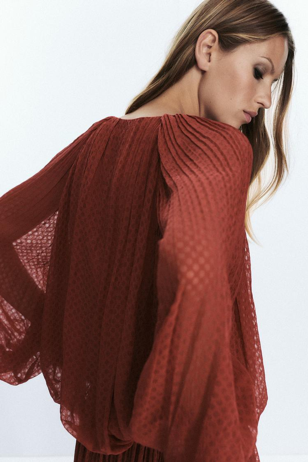 ZARA ПЛИССИРОВАННАЯ БЛУЗА С КИСТОЧКАМИ, ЧЕРЕПИЧНЫЙ