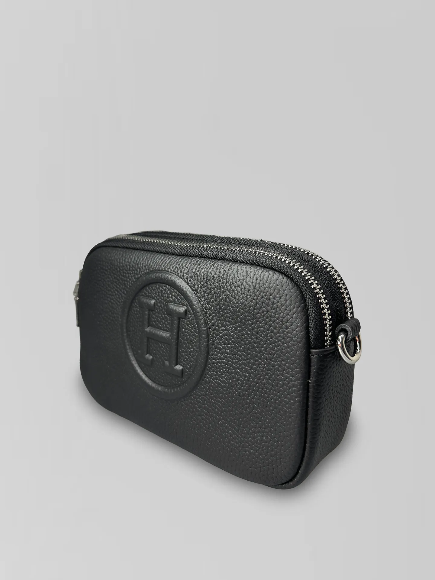 Сумка 2206 прямоугольной формы однотонная с ремешком в комплекте и логотипом посередине