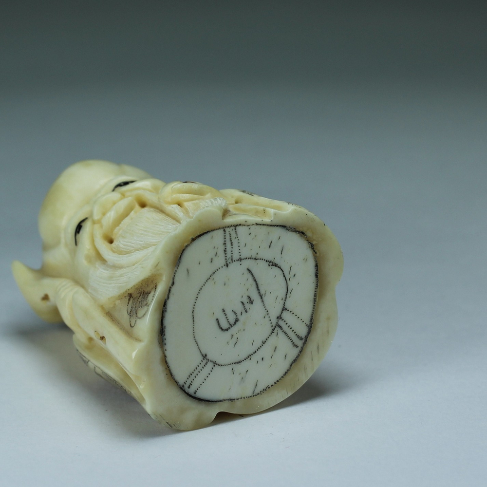 Нэцкэ Шоусин с посохом и персиком