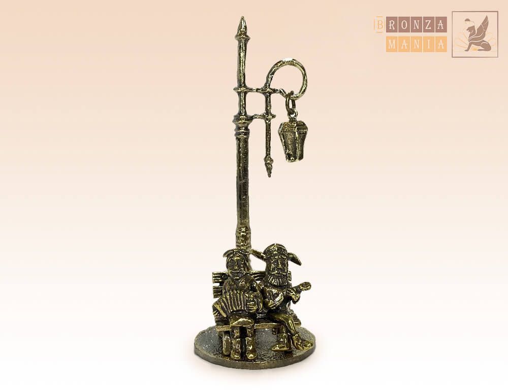 фигурка Дед и банка  под питерским фонариком