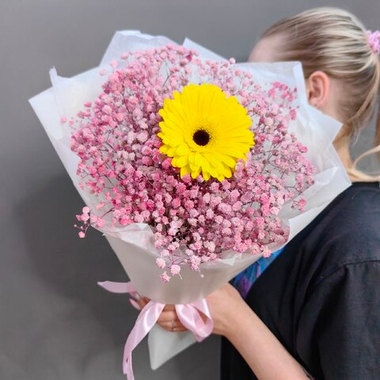 Букет с герберой и цветной гипсофилой