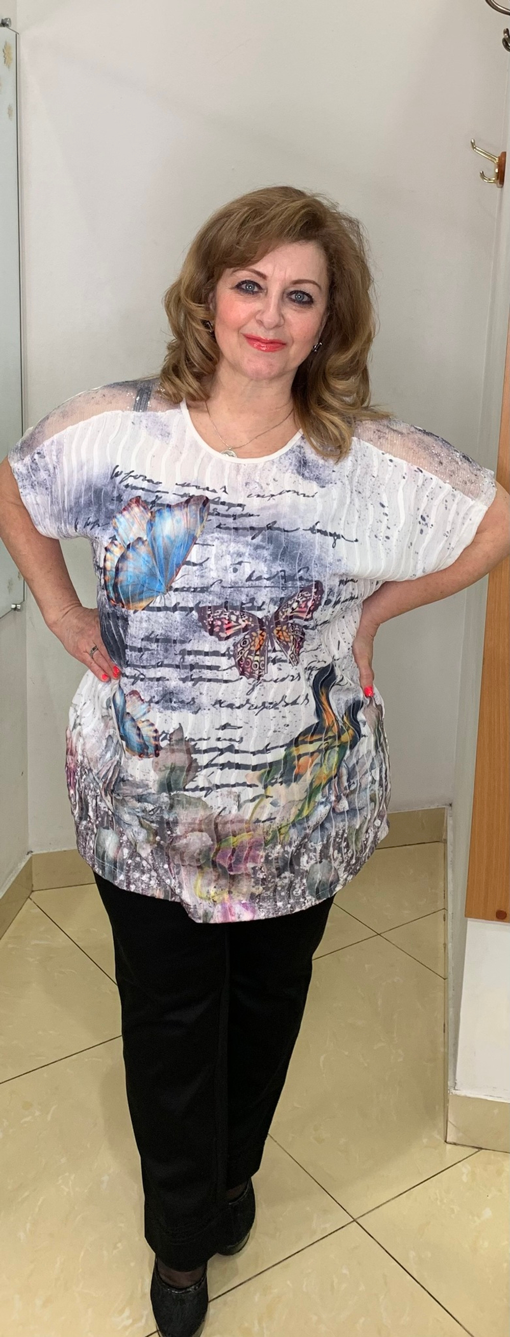 Светлый нарядный блузон с бабочками