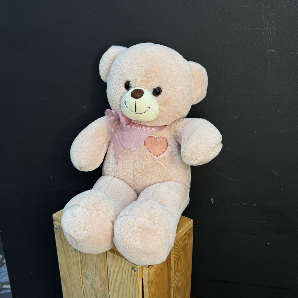 Медведь плюшевый розового цвета