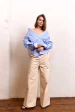 Элегантная рубашка из хлопка с белыми манжетами и воротником