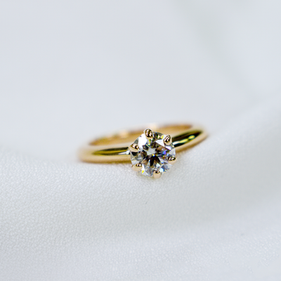 Кольцо с бриллиантом