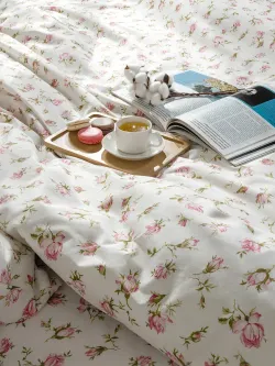 Декоративная наволочка с рюшами, оборками "Розовые бутоны" 50х70 см, 1 шт, без молнии