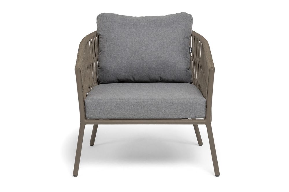 "Комо" кресло плетеное из роупа, каркас алюминий бежево-серый (RAL7006) муар, роуп серо-коричневый 23мм, ткань темно-серая 027