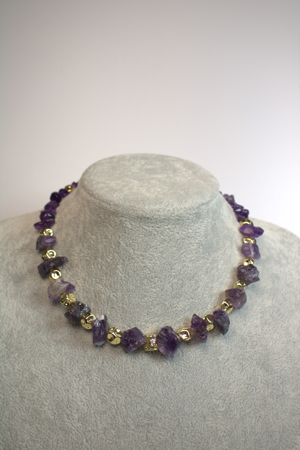 Колье-чокер из необработанного аметиста "Золотая сирень"