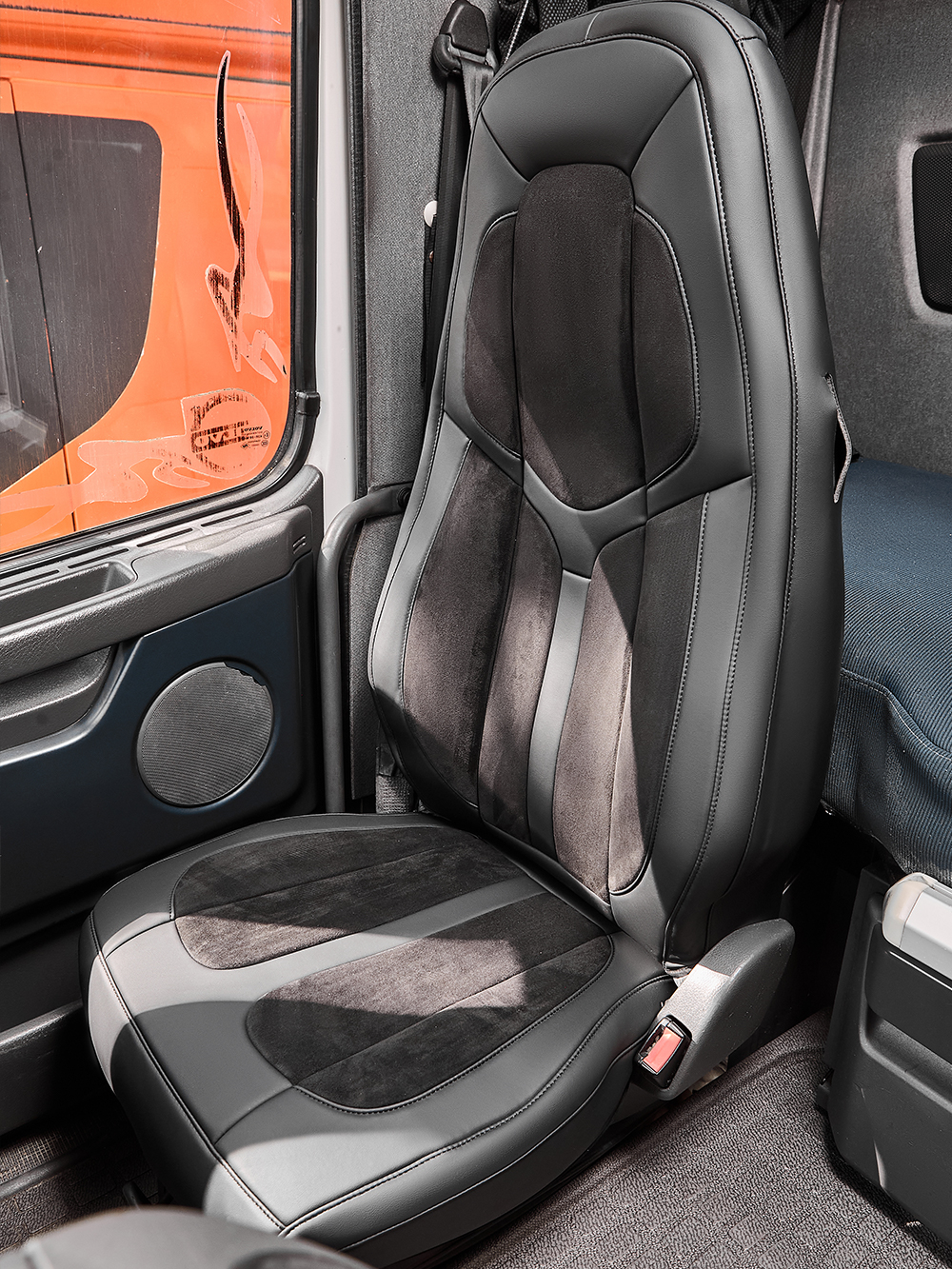 Чехлы Люкс VOLVO FH-13 после 2018 года: водитель от сиденья, пассажир от стойки кабины (один вырез под ремень) (экокожа, черный, черная вставка)