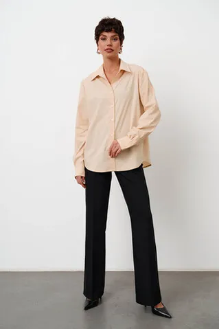 Свободная базовая рубашка из хлопка ванильного цвета