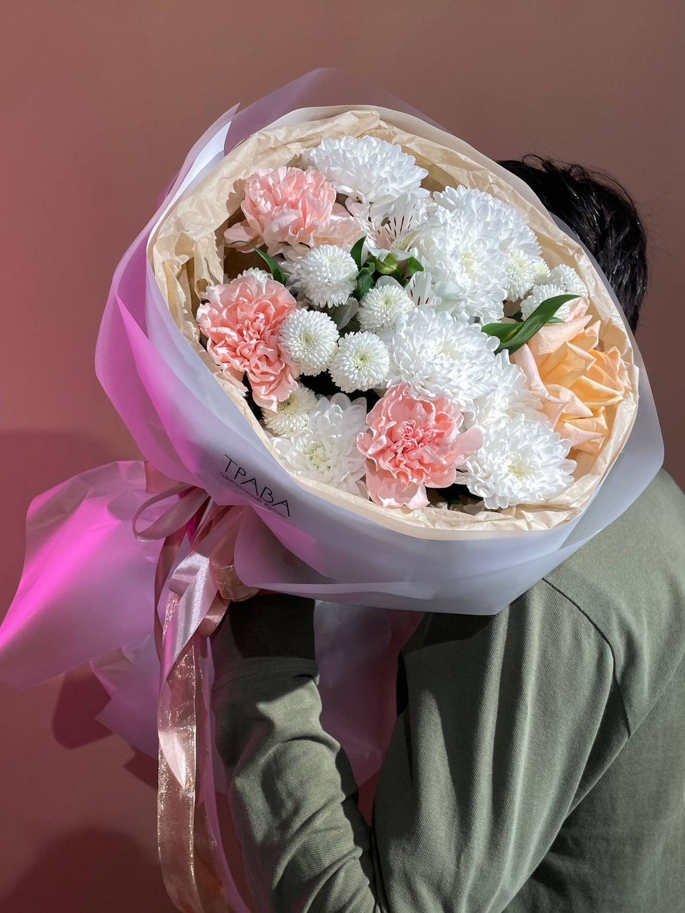 Букет "Персики", Роза, хризантема, диантусы, дубки, альстромерия