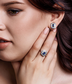 Кольцо из серебра со вставками из зелёного и бесцветных фианитов