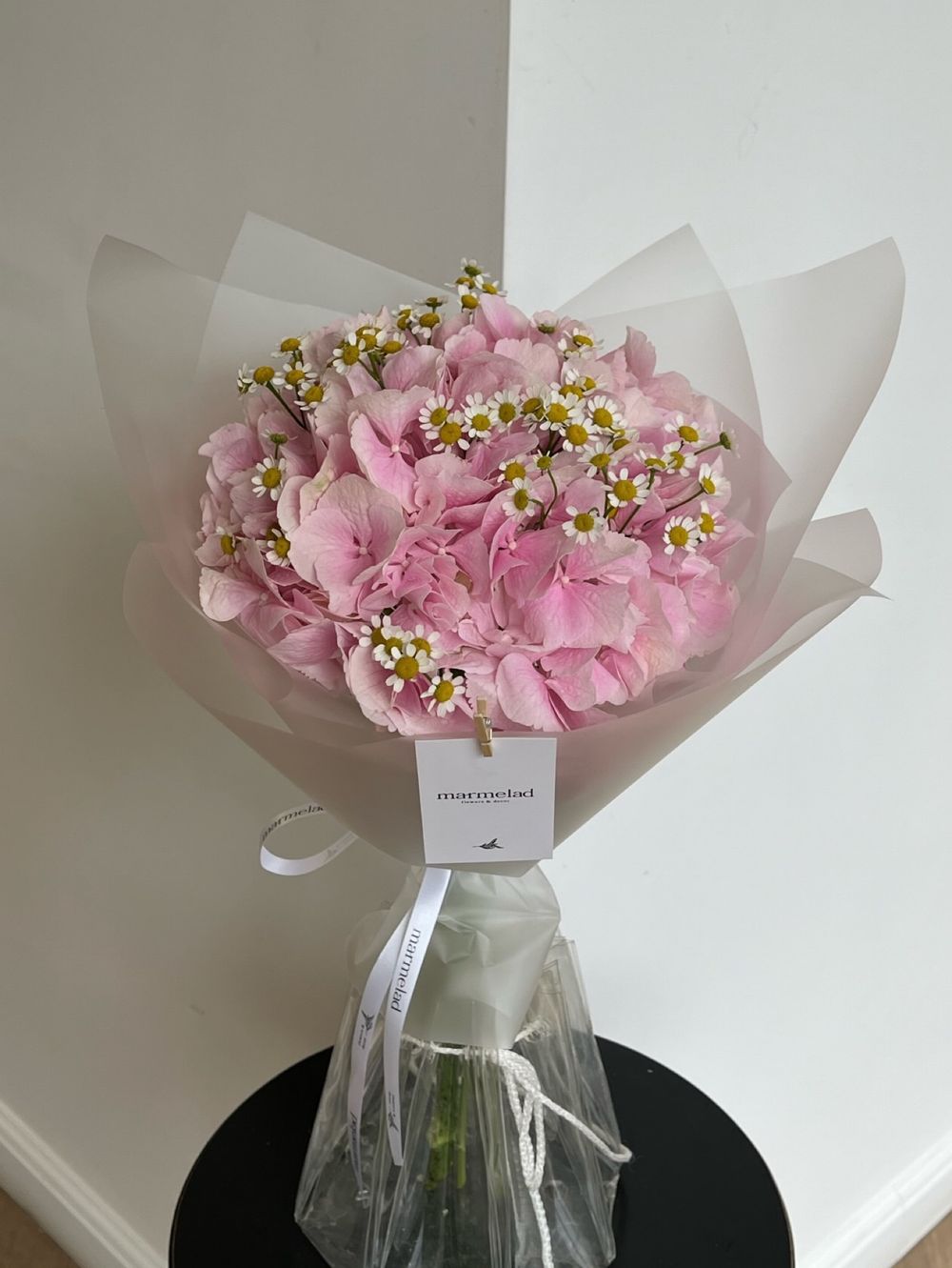 Авторский букет из гортензии и ромашки