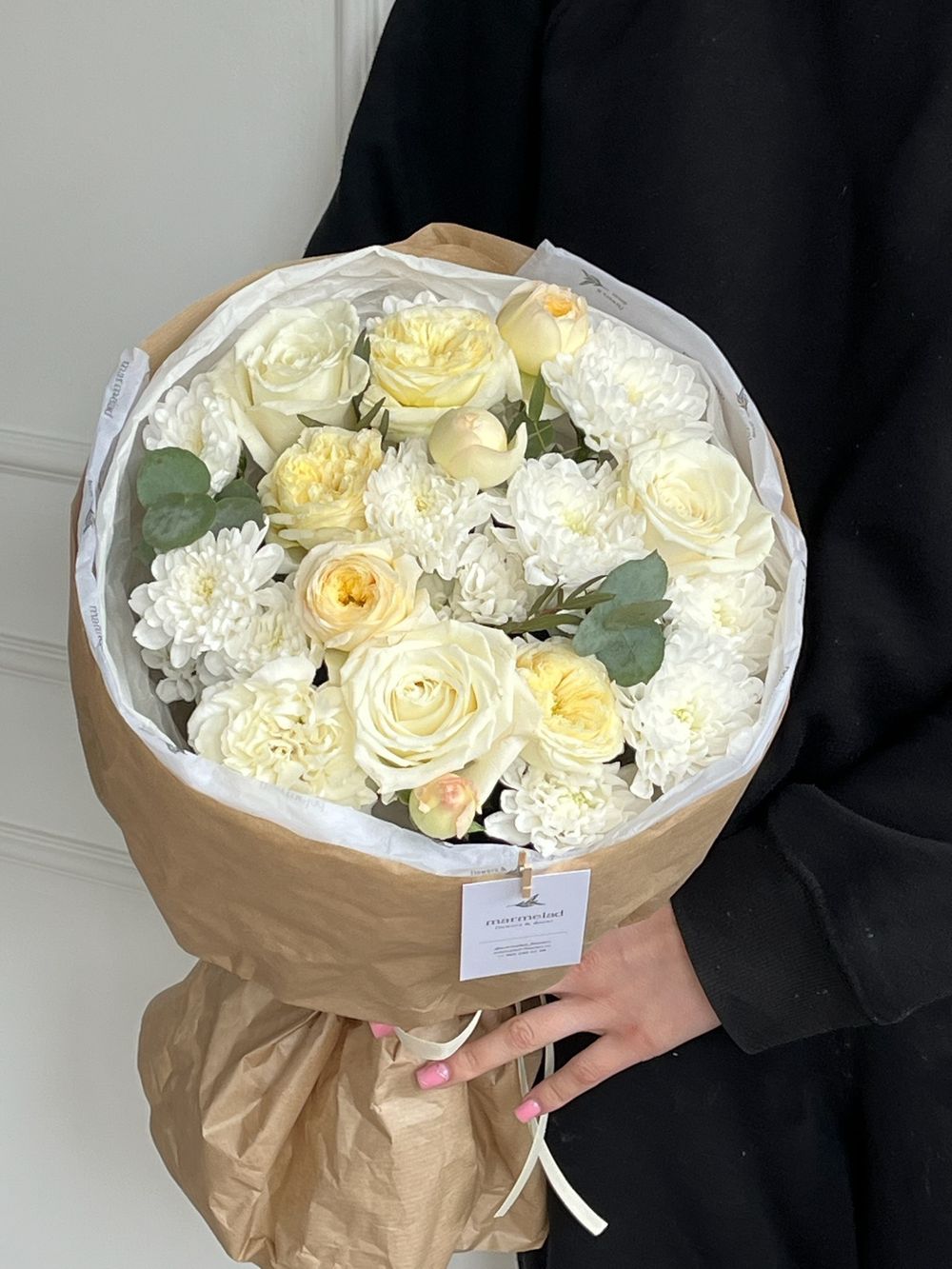 Букет сборный из хризантемы, эвкалипта и кустовых пионовидных роз