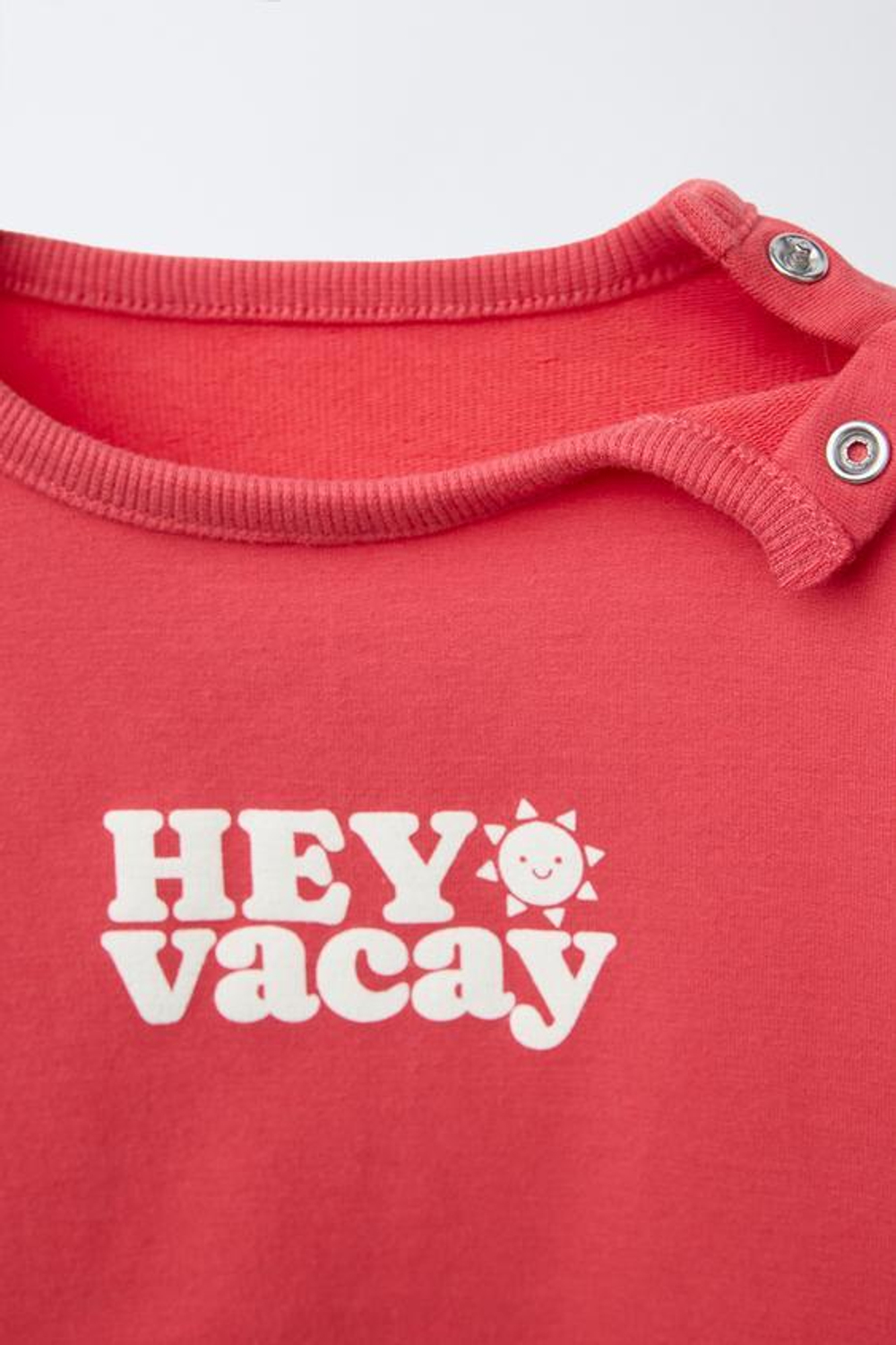 ZARA КОМПЛЕКТ ИЗ ТОЛСТОВКИ И ШОРТОВ С ТЕКСТОМ, КРАСНЫЙ