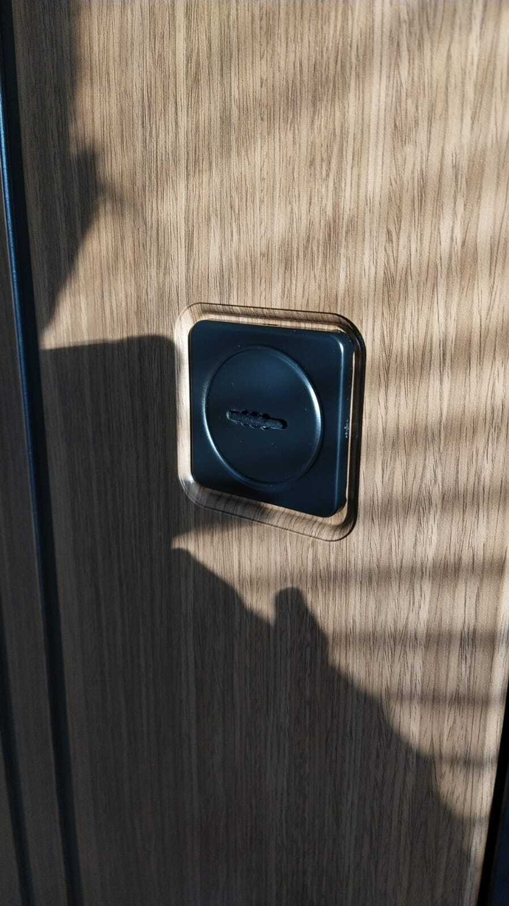 Дверь входная Лабиринт STORM 01 Сандал белый, стекло белое  металлическая