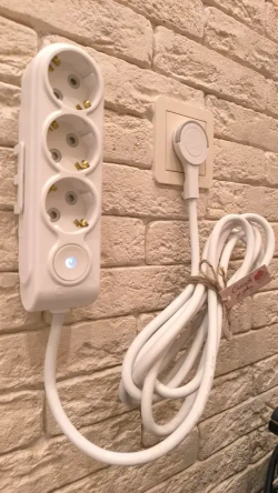 Удлинитель сетевой электрический 1,5 метра с выкл, заземлением и защитными шторкамис плоской потайной вилкой невидимкой