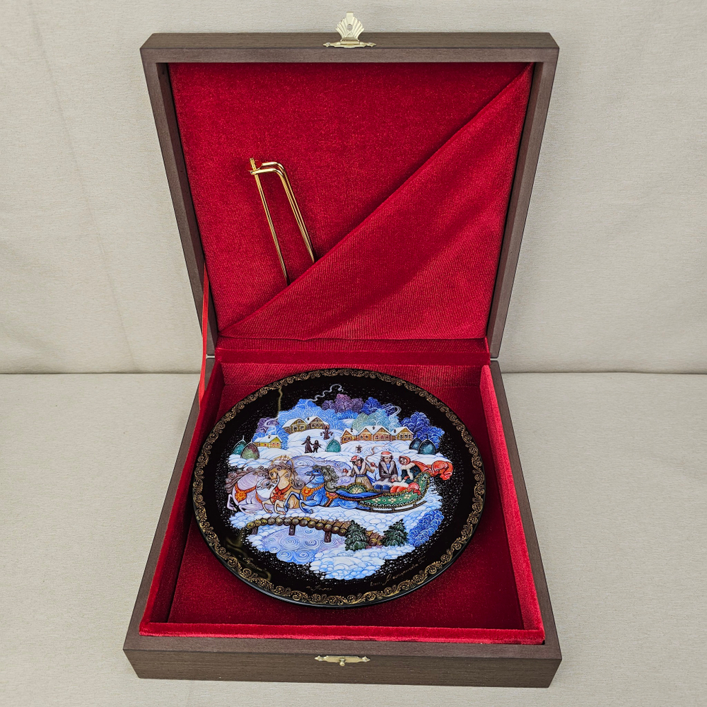 Сувенирная тарелка "Тройка" с росписью (лаковая миниатюрная  живопись)