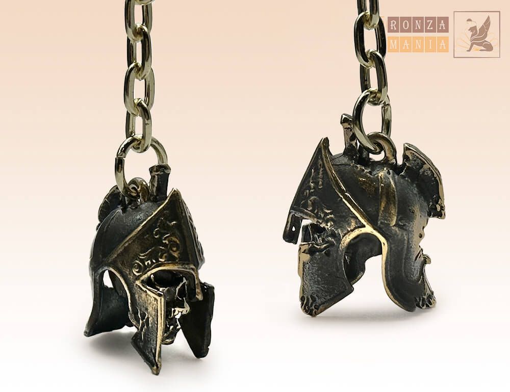 брелок Череп в спартанском шлеме