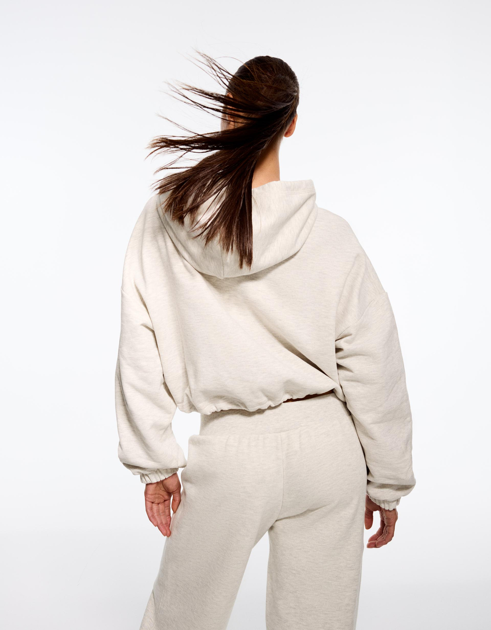 Свитшот с капюшоном, застежкой-молнией и вырезом - BERSHKA