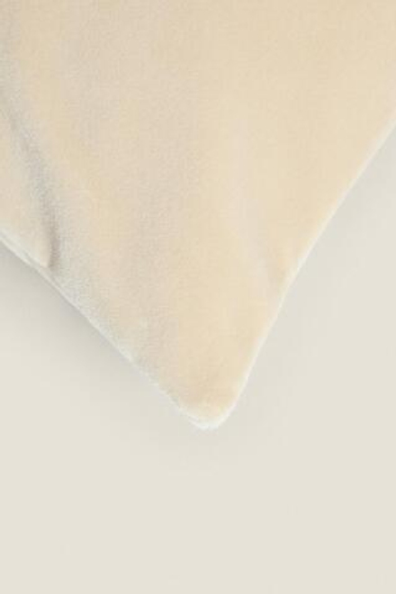ZARA HOME БАРХАТНЫЙ ЧЕХОЛ ДЛЯ ДЕКОРАТИВНОЙ ПОДУШКИ, КРЕМОВЫЙ
