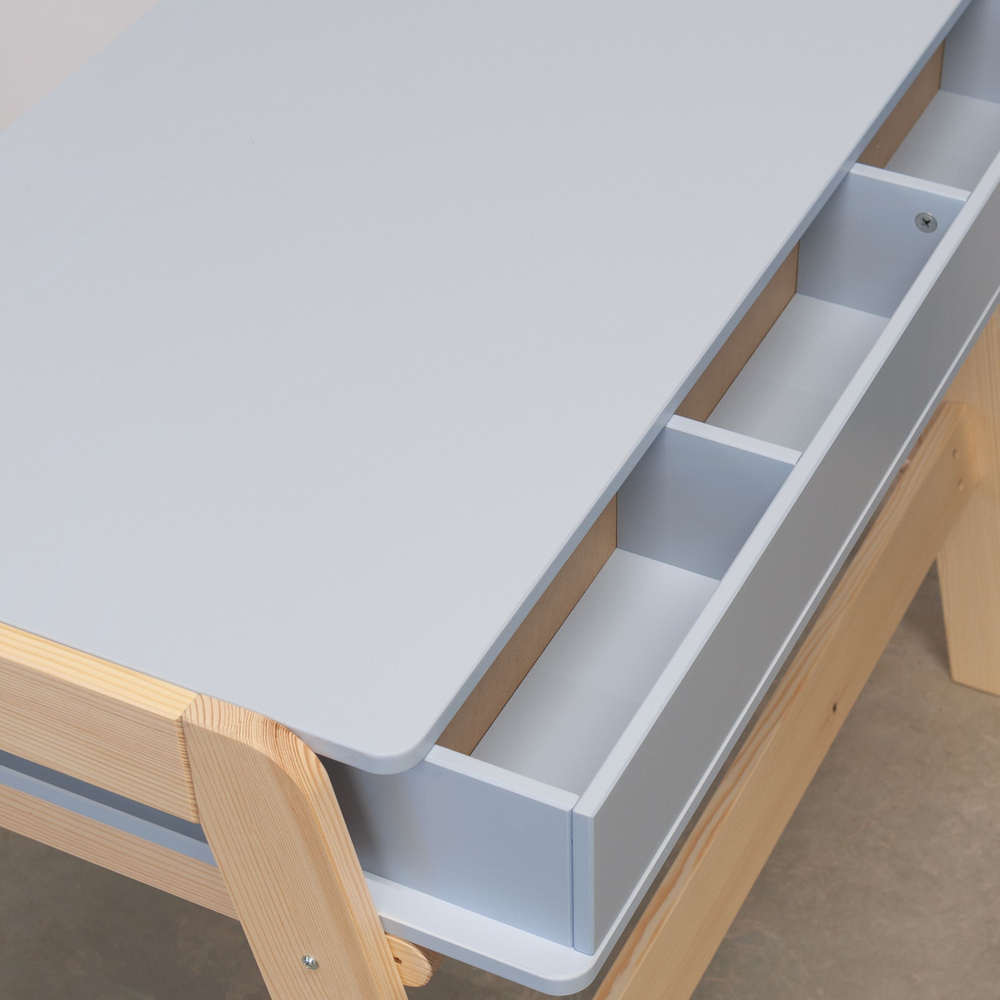 Письменный стол Чек для школьника 94х64х75 см, многоуровневая парта с 2 ящиками на ножках из массива сосны, МДФ синий