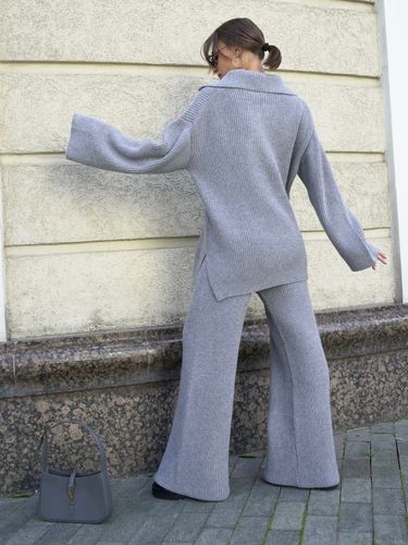 Женский трикотажный костюм в сером цвете