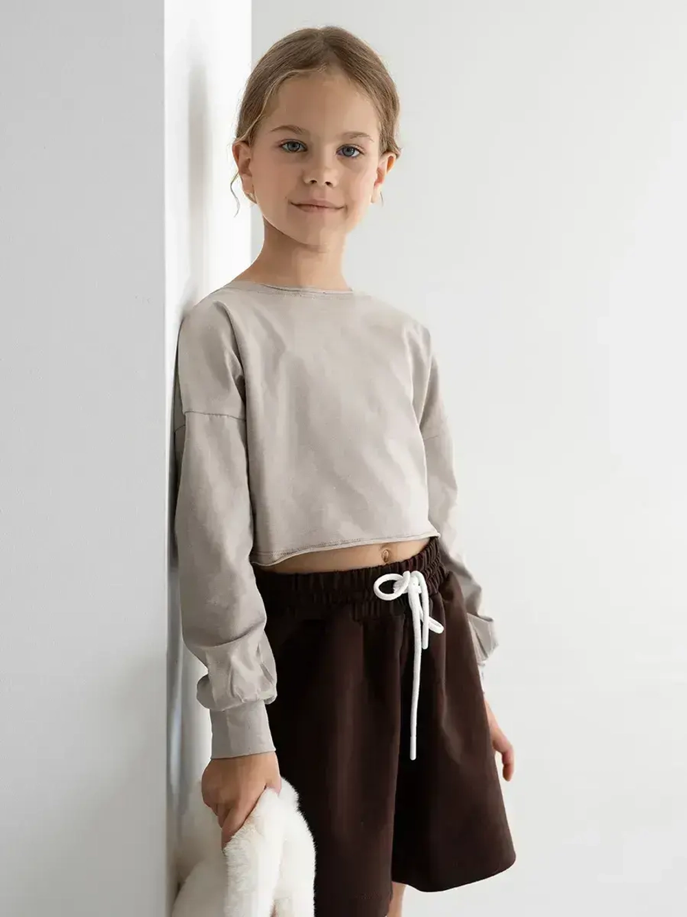 Лонгслив для девочки укороченный, бежевый