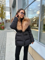 Пуховик в черном цвете с золотым мехом лисы 75см