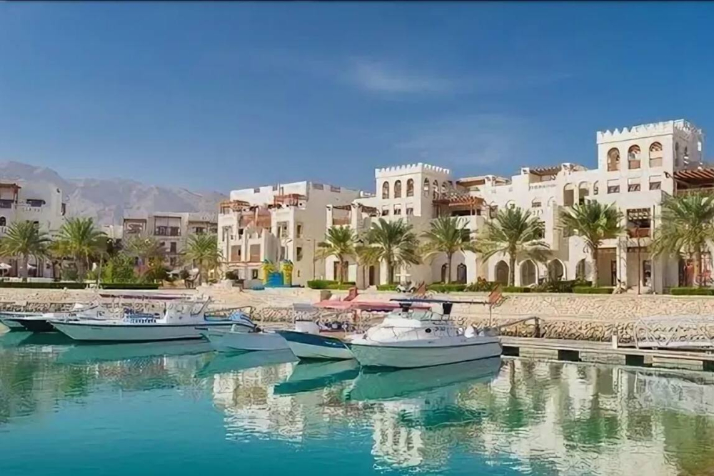 "OLIVE FARMS" Оман, Маскат. Расположенный на северном побережье Омана, Джебель-Сифа находится менее чем в часе езды от оживлённого города Маскат, предлагая идеальный баланс между удобством и уединением