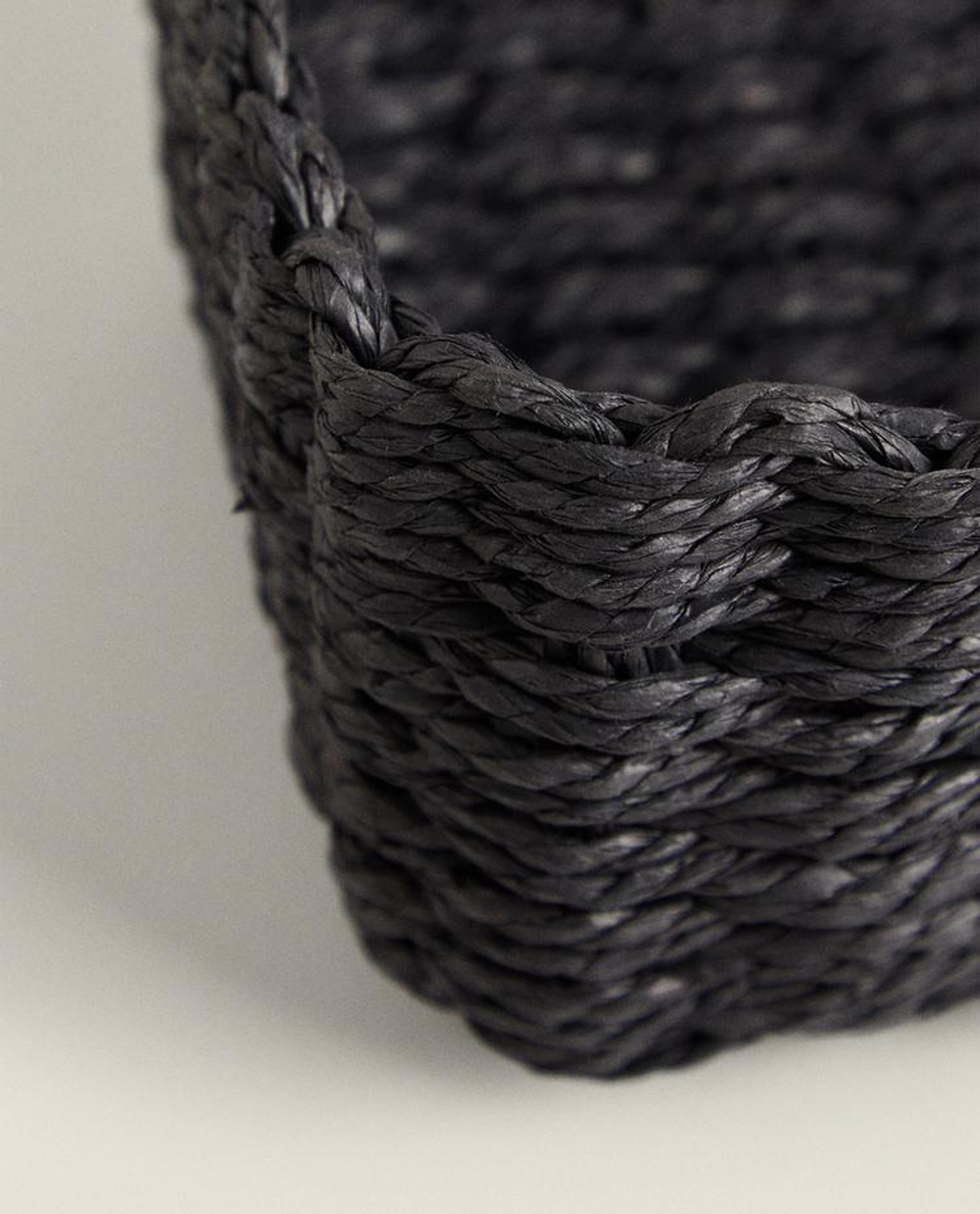 ZARA HOME ПЛЕТЕНАЯ КОРЗИНА, ЧЕРНЫЙ