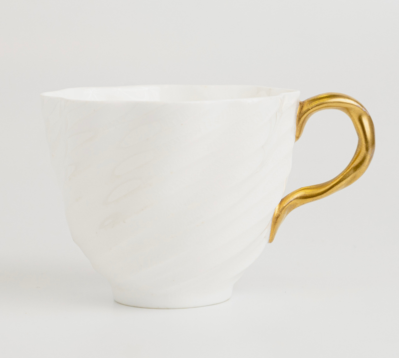 Антикварная чайная чашка c позолоченной ручкой