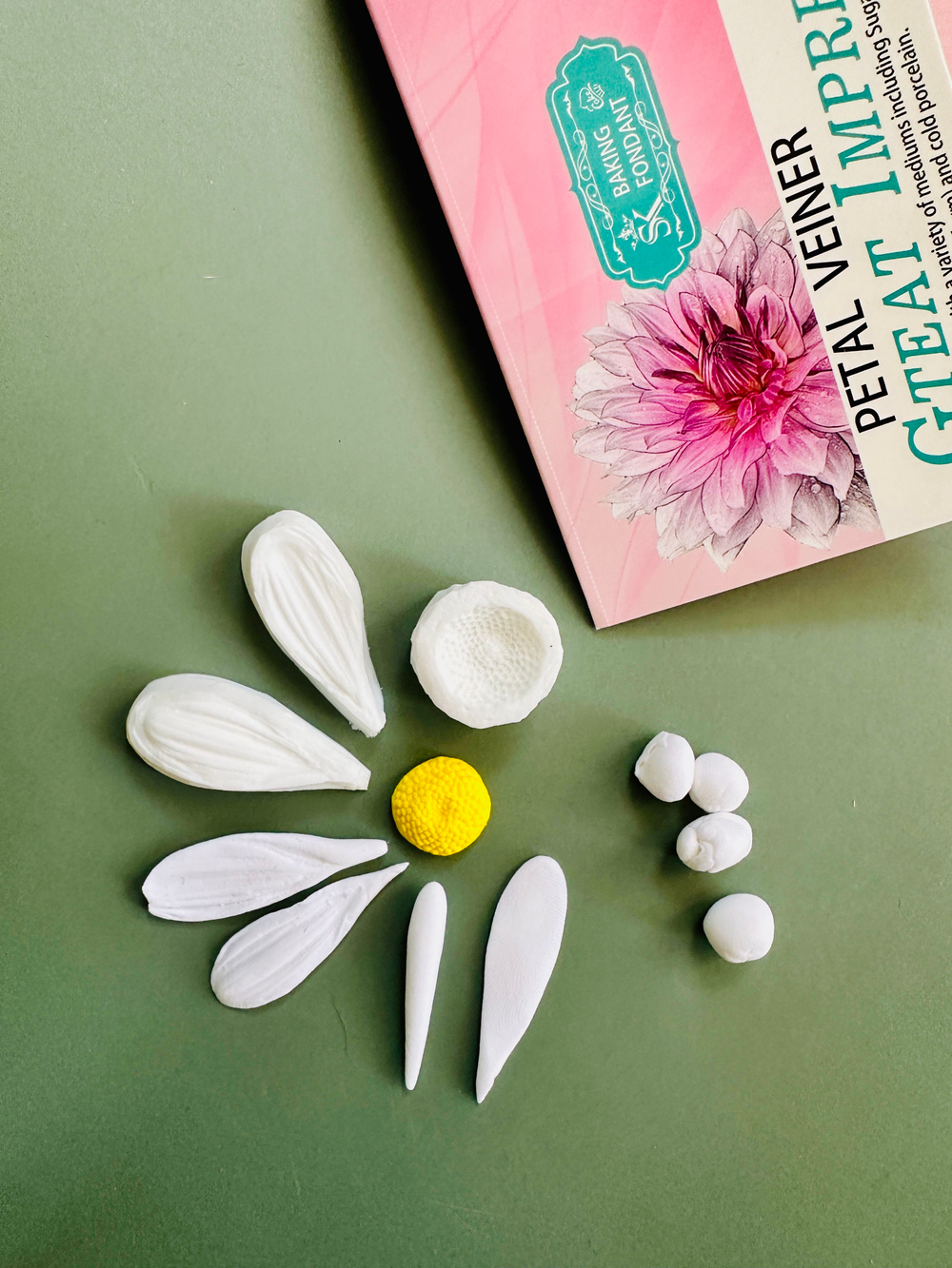 Молды силиконовые для лепки Ромашки. Набор из 2х штук: серединка цветка и лепесток ромашек / Форма для лепки из полимерной глины, холодного фарфора, воска, мыла, самозатвердевающих масс