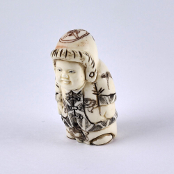 Нэцкэ Ребенок Карако в зимнем одеянии