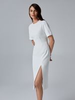 Платье-футляр с разрезом в белом цвете