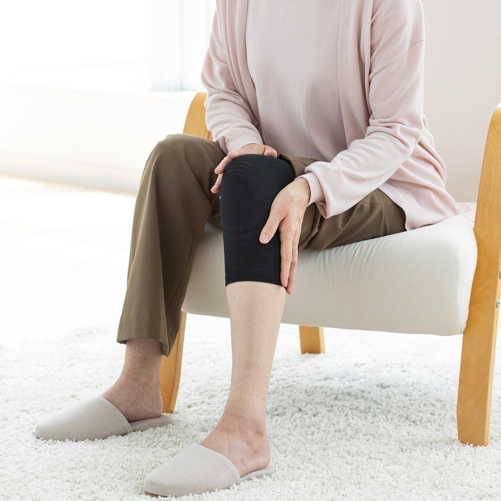 Cуппорт для колена PHITEN METAX легкой степени фиксации, черный